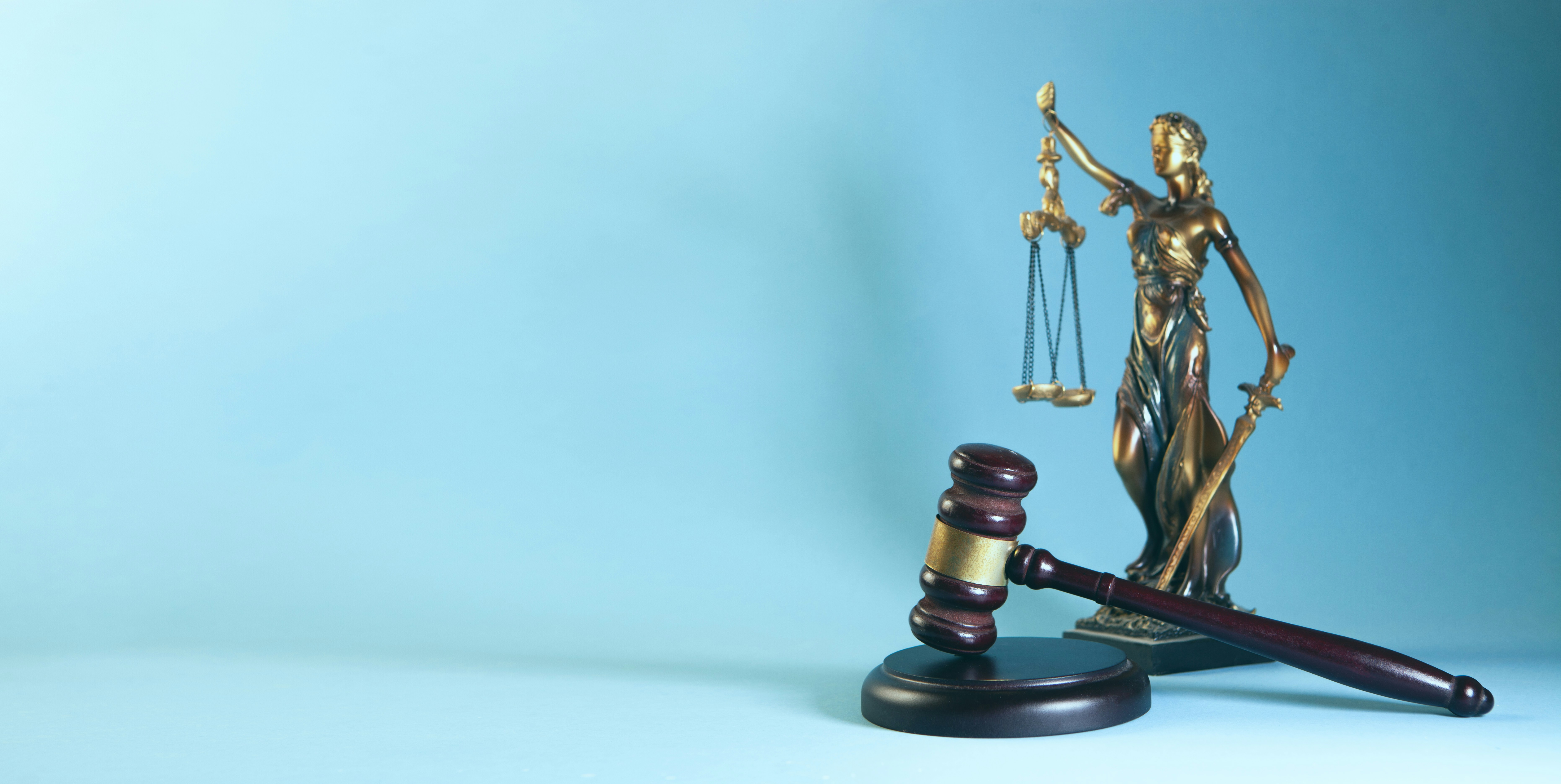 Statue de la justice et marteau de juge symbolisant le cadre légal de la Loi de finances 2026 et les réformes fiscales.