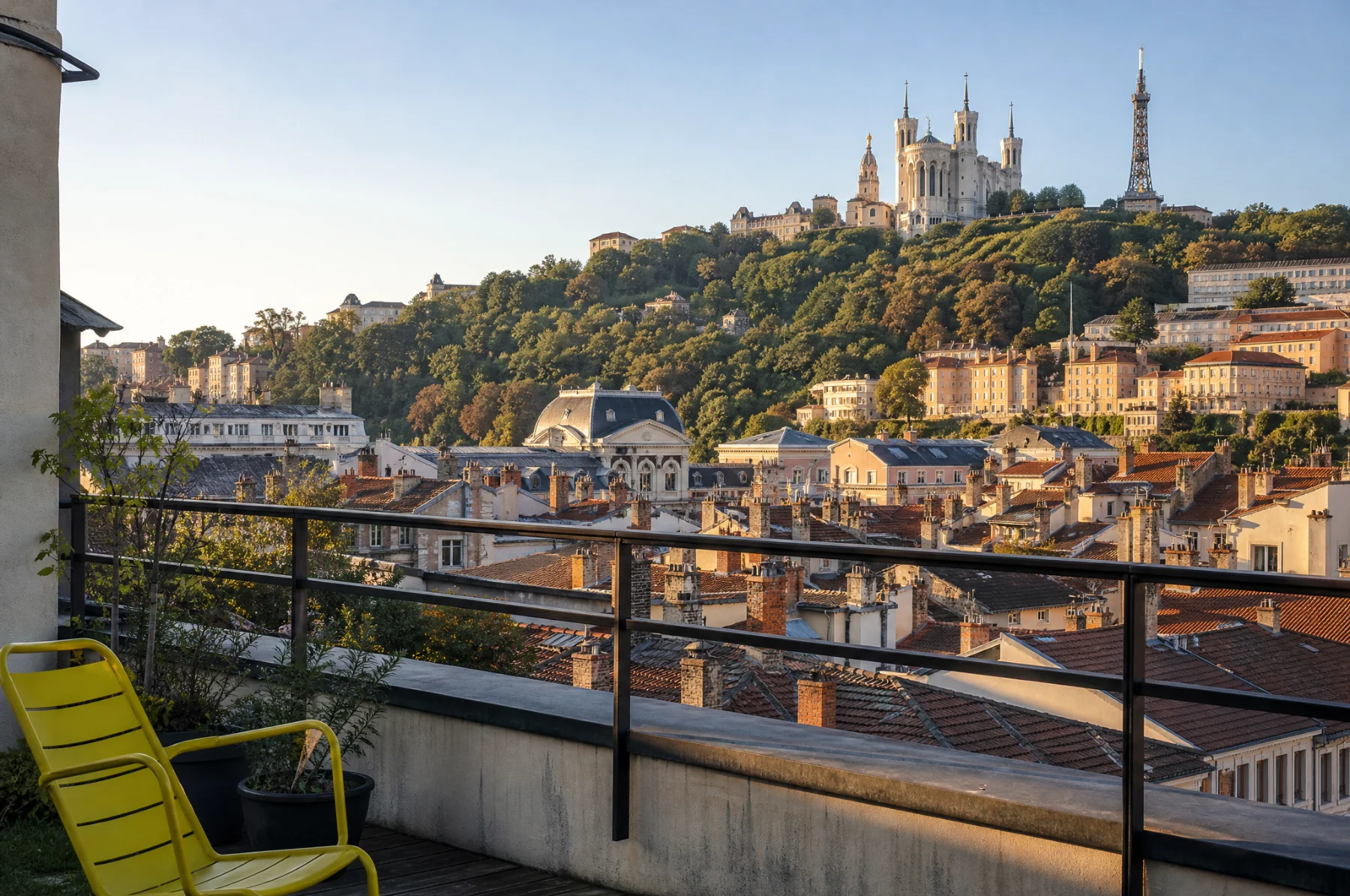 Les toits de Lyon et la colline de Fourvière, fauteuil vert sur un balcon : le cabinet à Lyon