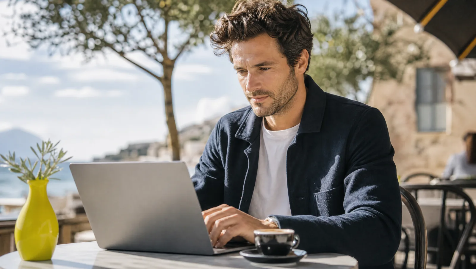 Homme travaillant sur ordinateur portable sur une terrasse
