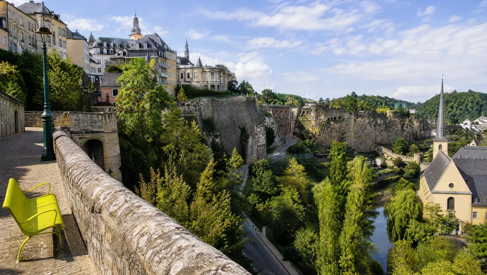 Village perché sur une falaise dans la verdure