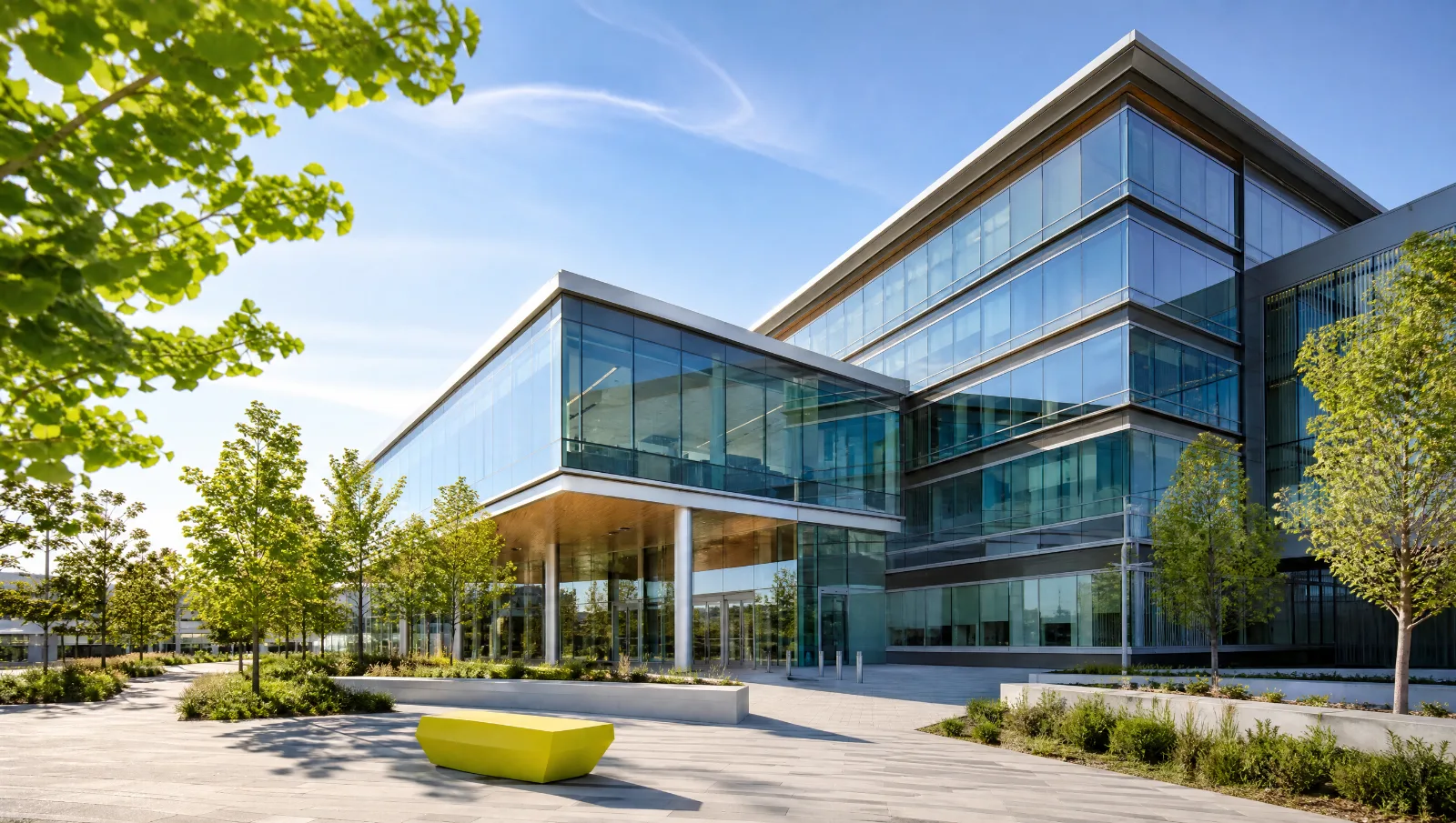 Immeuble de bureaux moderne en verre et végétation