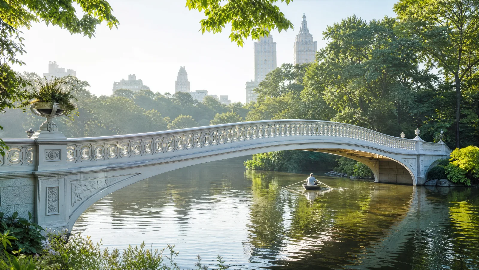 Pont enjambant un étang dans un parc urbain