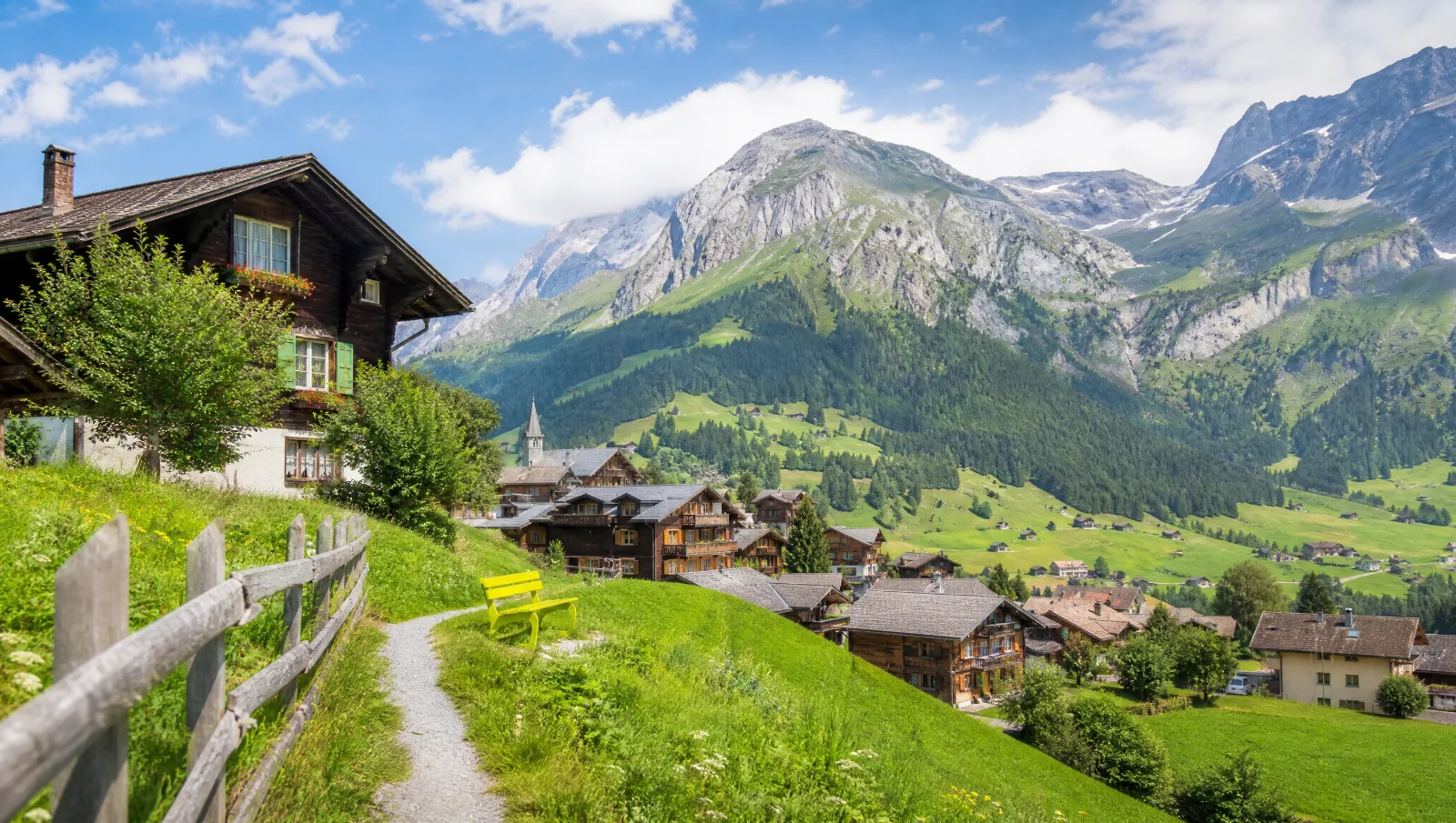 Village de montagne suisse et ses chalets