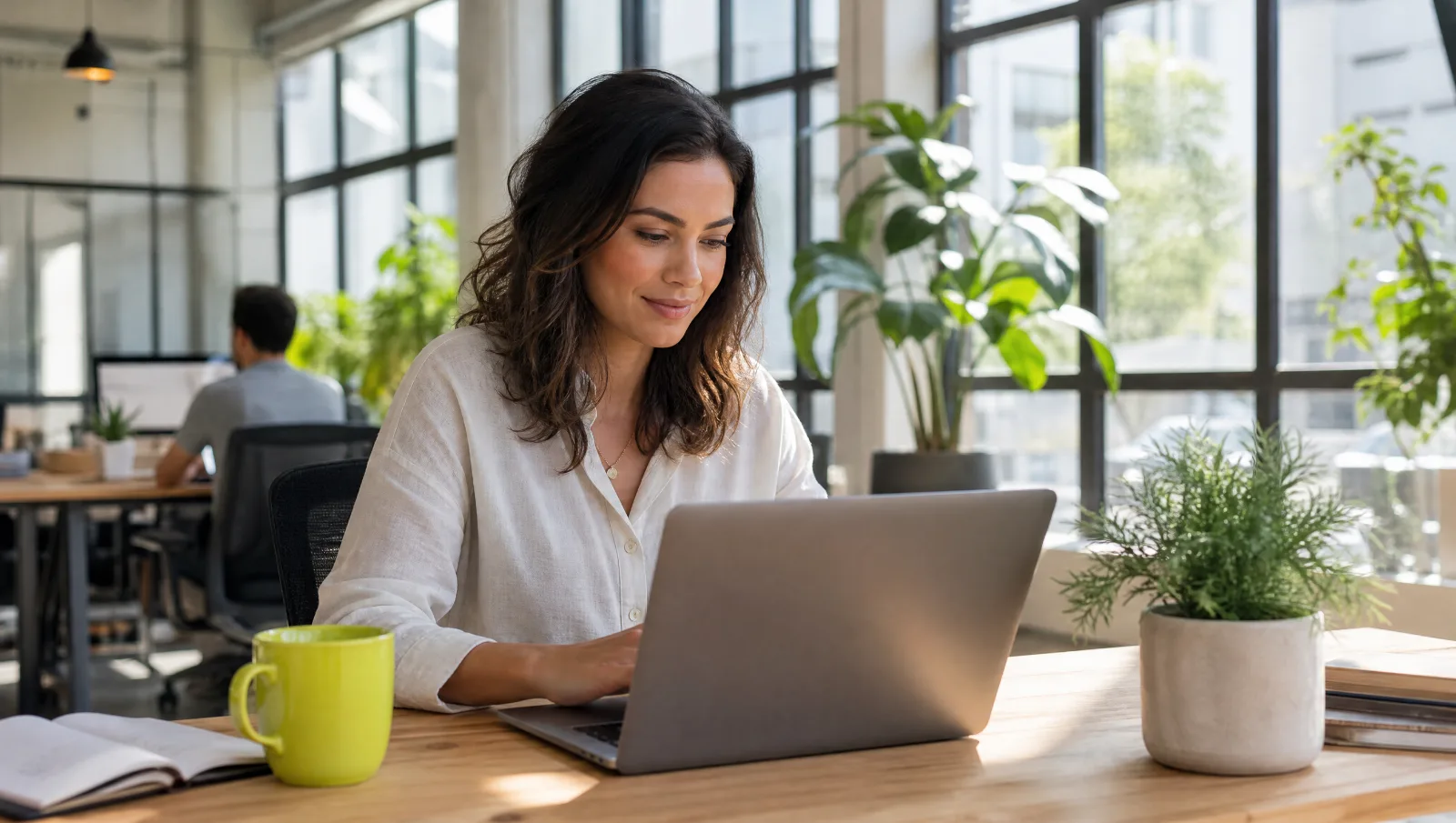 Femme travaillant sur ordinateur portable dans un espace de coworking