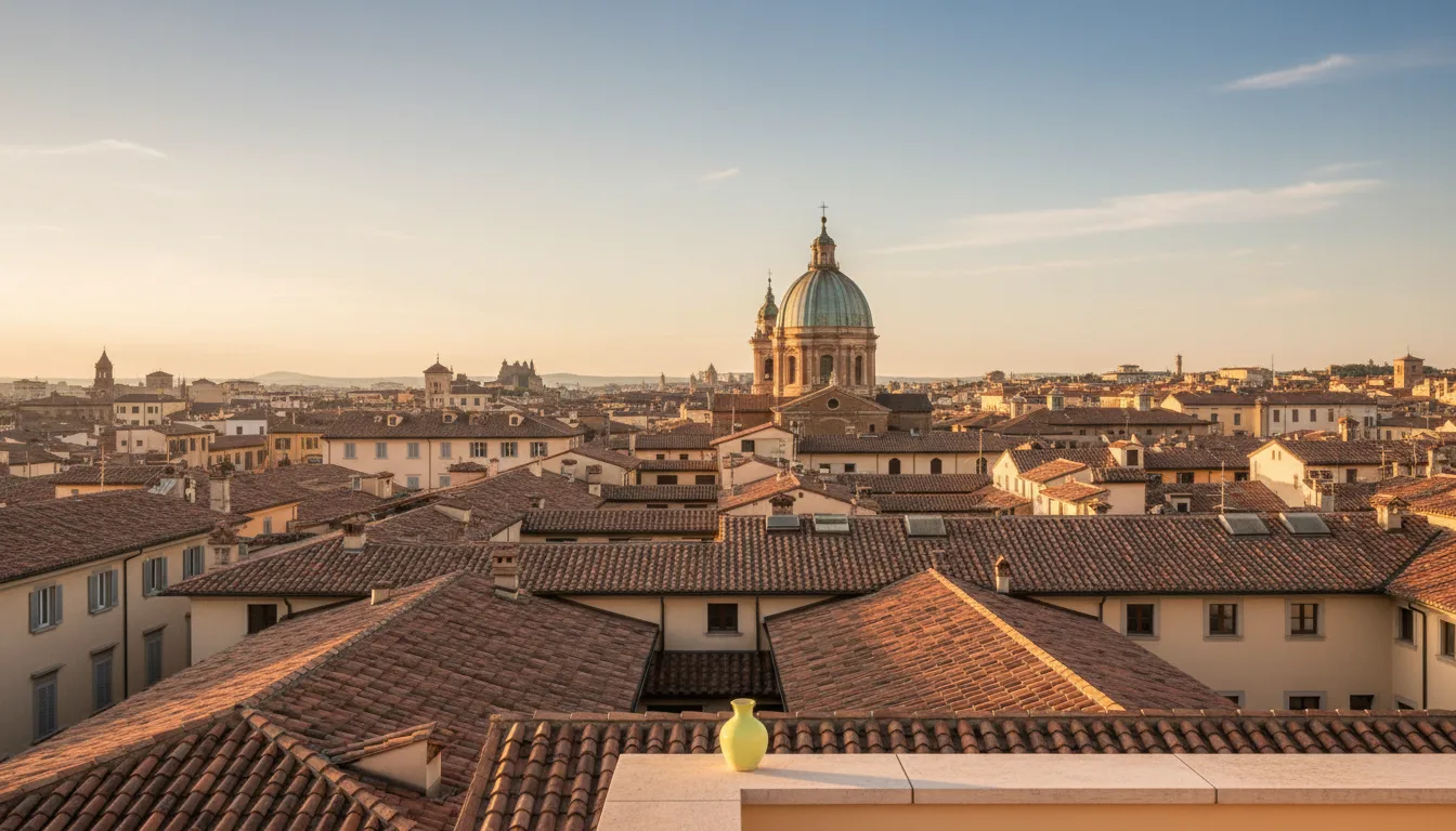 Toits d'une ville italienne au coucher du soleil