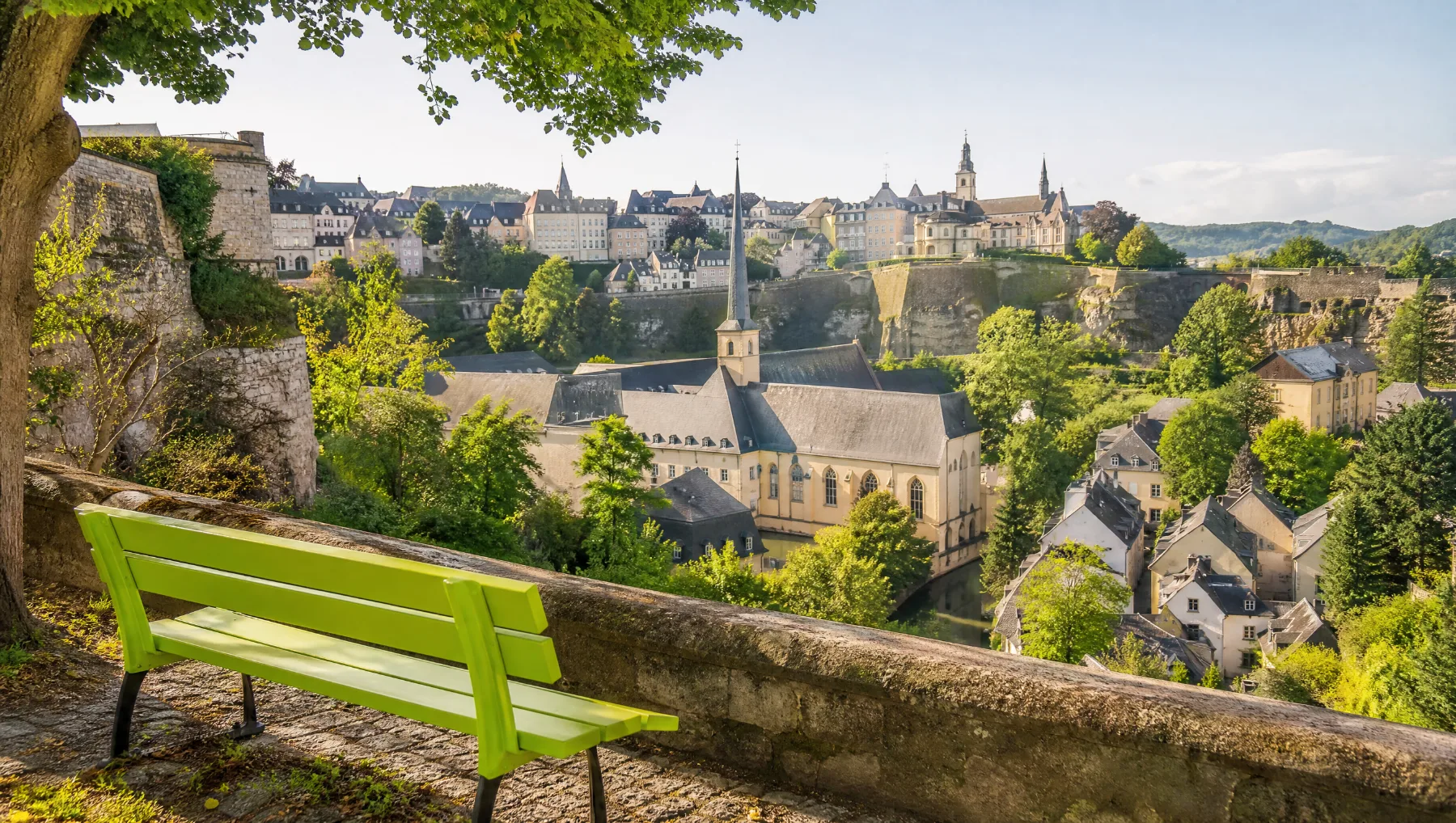 Vue sur la vieille ville de Luxembourg depuis un banc vert