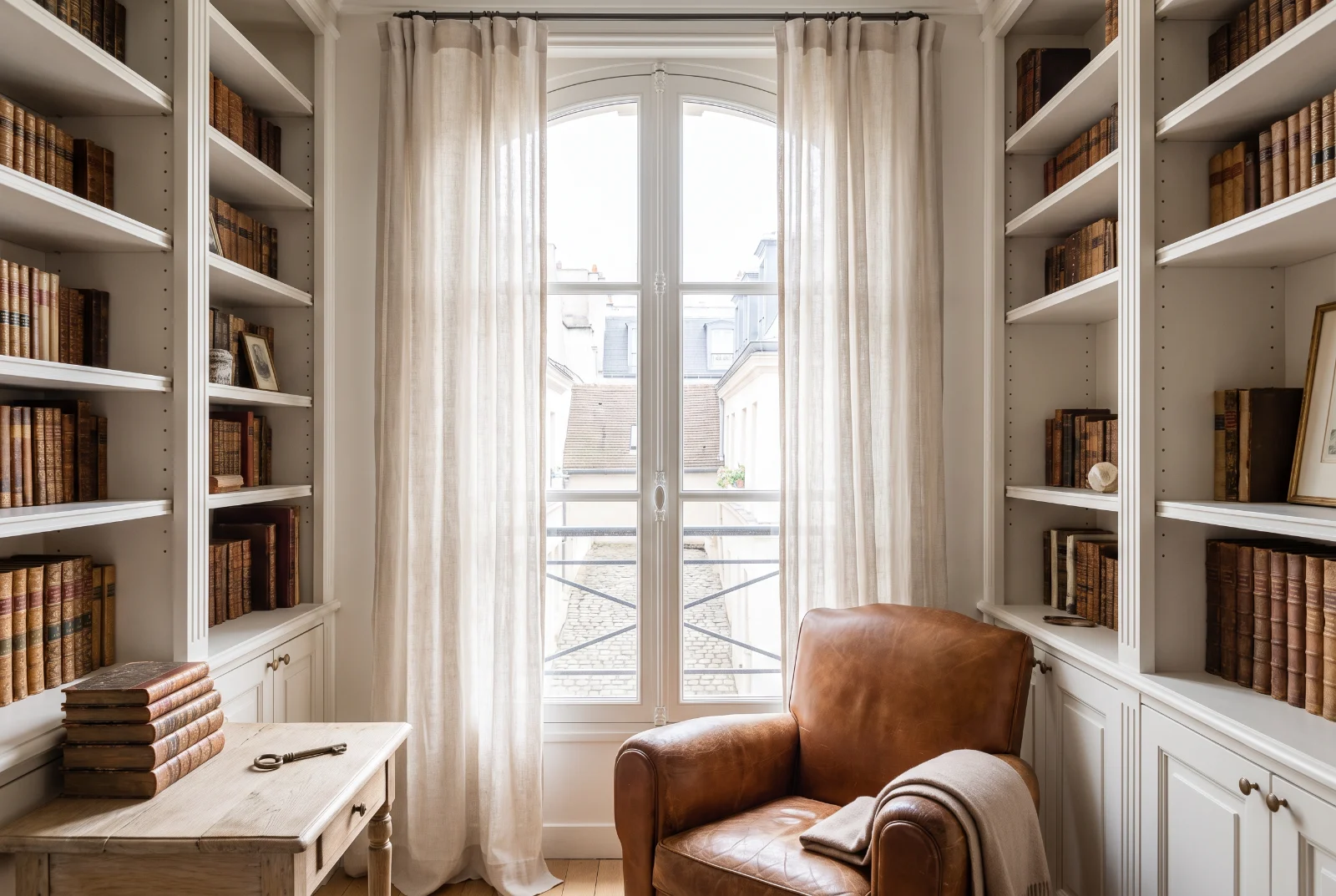 Bibliothèque lumineuse avec fauteuil en cuir et clé ancienne en bronze