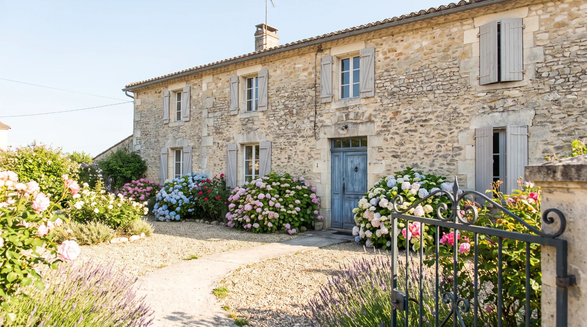 Maison familiale française avec porte bleue et jardin fleuri