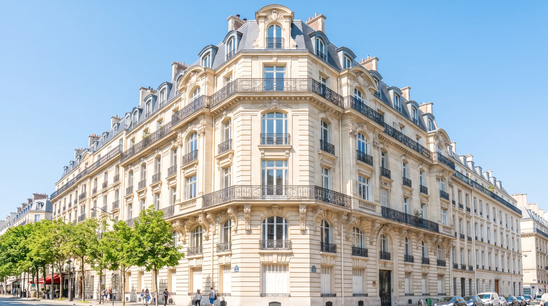 Façade d’immeuble haussmannien ensoleillée